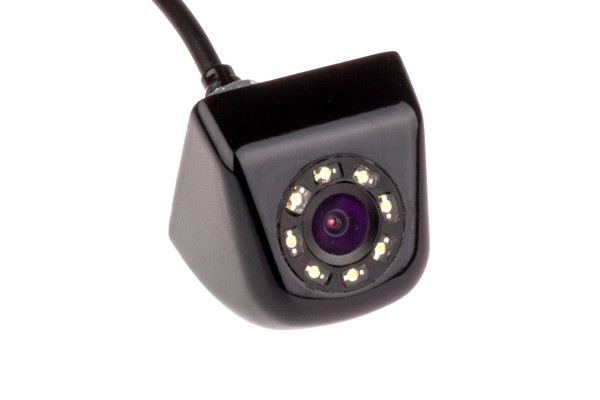 Univerzální kovová parkovací kamera do auta ve stříbrné, bílé a černé barvě. Možnost rozšířit o automatické LED svícení a dynamické trajektorie při couvání.