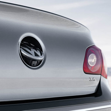 Volkswagen couvací kamera v logu kufru