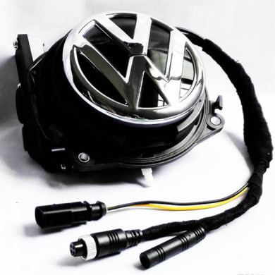 Volkswagen couvací kamera v logu kufru