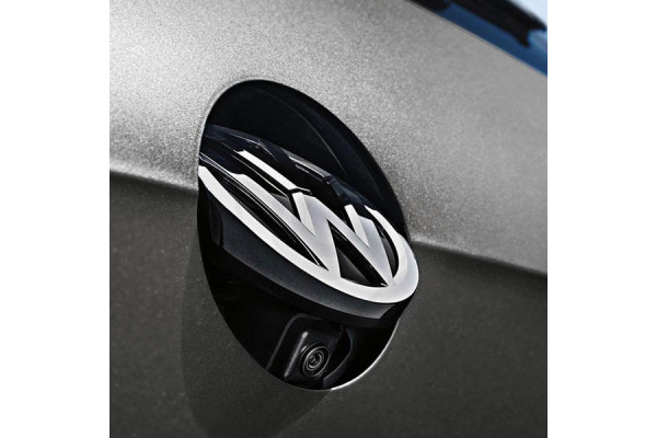 Couvací kamera Volkswagen v logu Couvací kamera Volkswagen v logu