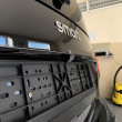 Univerzální kovová parkovací kamera do auta ve stříbrné, bílé a černé barvě. Možnost rozšířit o automatické LED svícení a dynamické trajektorie při couvání.