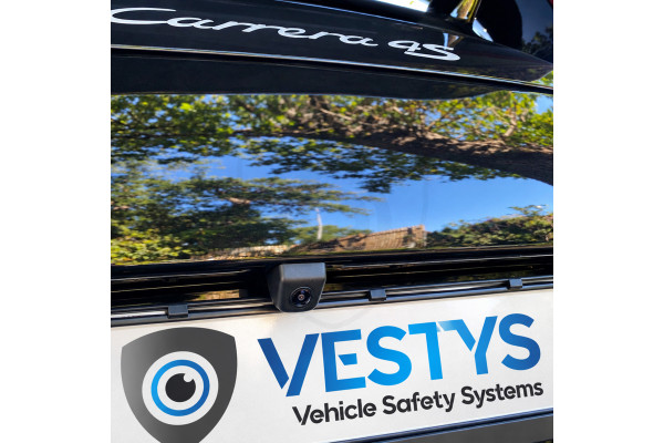 Univerzální kovová parkovací kamera do auta ve stříbrné, bílé a černé barvě. Možnost rozšířit o automatické LED svícení a dynamické trajektorie při couvání.