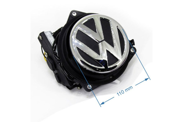 Volkswagen couvací kamera v logu kufru